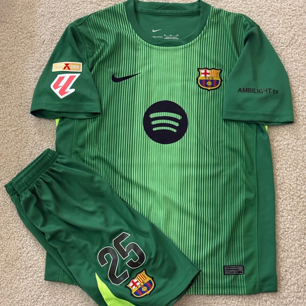 Nike Kids Green FC Barcelona Goalkeeper Jersey Kit Szczęs #25 Size 28